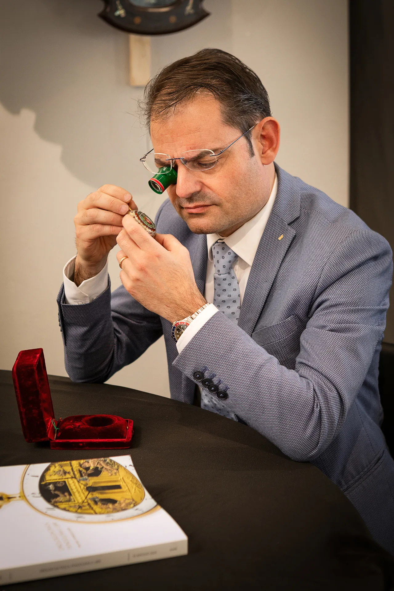 Giacomo Cora al lavoro con lente d'ingrandimento