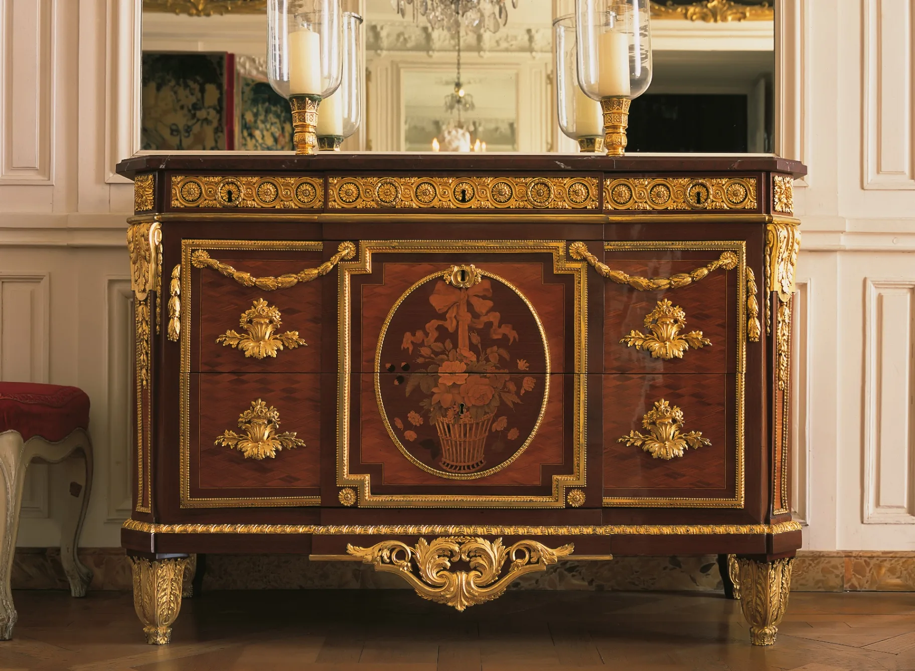 Arredo antico con decorazioni dorate
